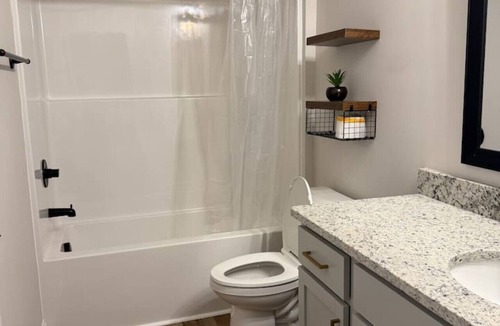 Anderson House | Stylish | Pvt Baths | Minutes to Shopping & Dining