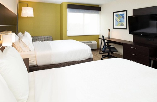 Dent Hotel | Stylish Room w/Bathtub Perfect for Exploring Cincinnati Attractions