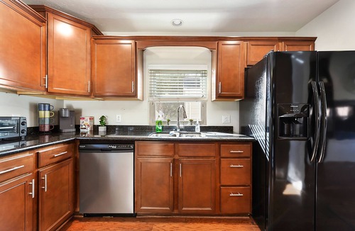 Point Breeze North House | Stylish & Secluded- Child Friendly~Parking- King Bed- 15min DT- Hot Tub~ Pets