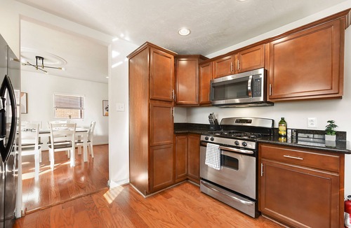Point Breeze North House | Stylish & Secluded- Child Friendly~Parking- King Bed- 15min DT- Hot Tub~ Pets