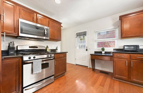 Point Breeze North House | Stylish & Secluded- Child Friendly~Parking- King Bed- 15min DT- Hot Tub~ Pets
