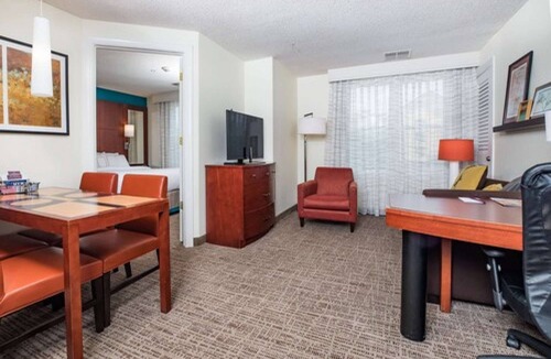 Florence Hotel | Suite w/Kitchen + Free Parking & Outdoor Pool