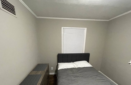 Middletown House | Sunny and Spacious Home with Modern Amenities