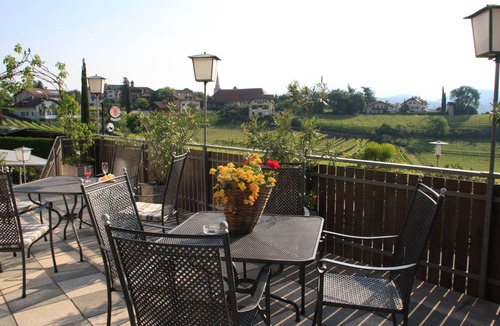 Caldaro Sulla Strada del Vino Apartment | Sunny apartment in an ideal location to Lake Kaltern, historic village, grapevines