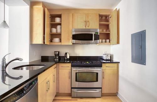Mount Vernon Triangle Apartment | Sunny Mount Vernon 1BR w/Gym, W/D & Pool, near Chinatown, by Blueground