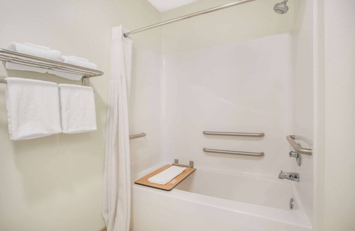 Cedar Falls Hotel | Super 8 by Wyndham Cedar Falls IA - University