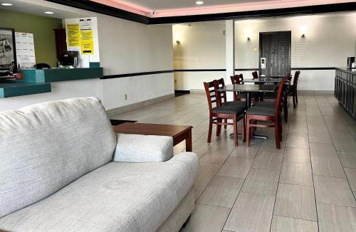 Madison Hotel | Super 8 by Wyndham Madison IN