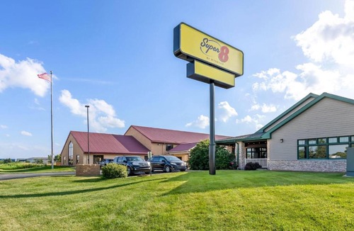 Sturtevant Hotel | Super 8 by Wyndham Sturtevant Racine