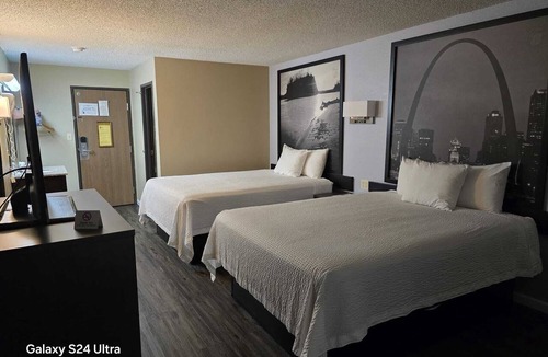 Sullivan Hotel | Super 8 by Wyndham Sullivan