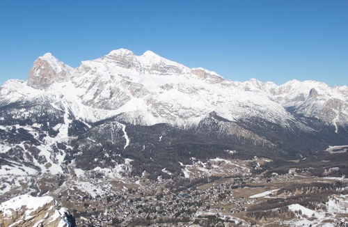 Cortina d'Ampezzo Historic Centre Apartment | Super Suite! Hotel Alaska in the center of Cortina