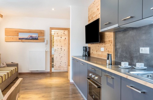 Gudon Apartment | Superior Holiday Apartment 'Marialisa Tulip' with Mountain View, Whirlpool & Wi-Fi
