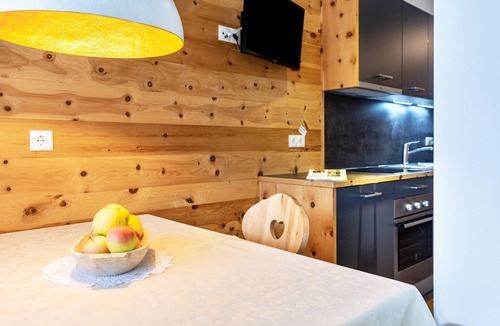 Gudon Apartment | Superior Holiday Apartment 'Marialisa Apt Orchidee' with Mountain View, Whirlpool & Wi-Fi