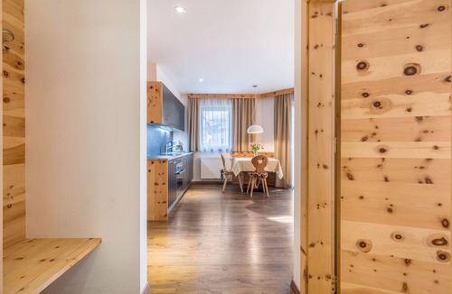 Gudon Apartment | Superior Holiday Apartment 'Marialisa Apt Rose' with Mountain View, Whirlpool & Wi-Fi