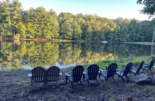 East Stroudsburg Villa | Switch to hosting Peaceful Lakefront Stay, HotTub, Fireplace, Kayaks