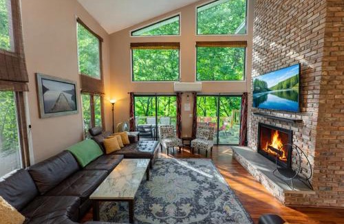 East Stroudsburg Villa | Switch to hosting Peaceful Lakefront Stay, HotTub, Fireplace, Kayaks