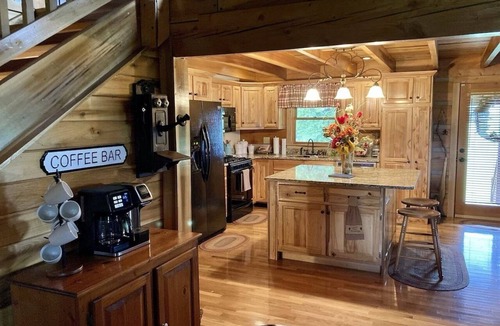 Springfield Cabin | The Bourbon Lodge - Log cabin and Bourbon Trail! 🥃