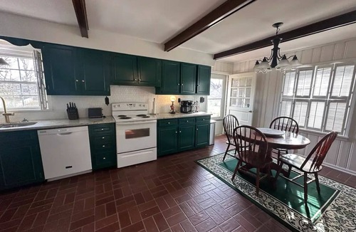 Bardstown House | 🌾 The Farmwife’s Hideaway 🌾 Small-town comfort with farmhouse charm.