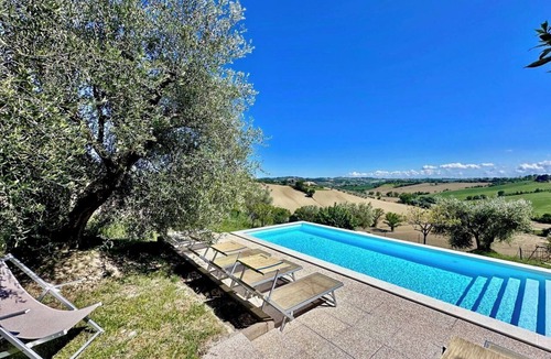 Bettolelle House | the Girasole in country house with swimming pool in Senigallia