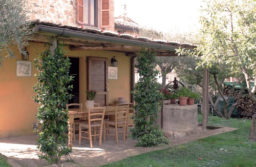 Monticchiello House | The House Annavittoria /garden in the village of Monticchiello