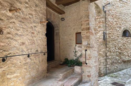 Campello sul Clitunno House | The House in the Castle