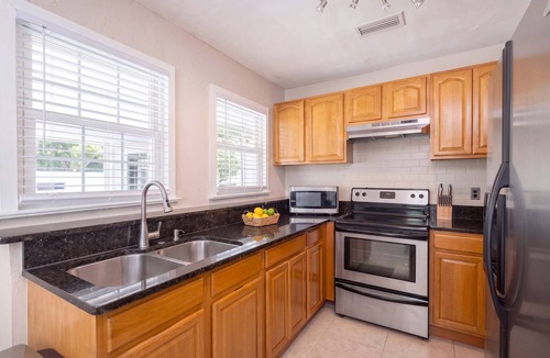 Pleasant Street House | The Landing on 3rd | Walk to UF & Downtown Pets