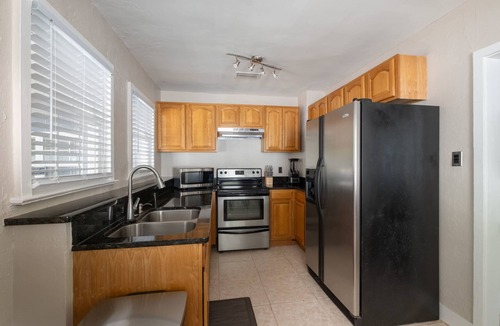 Pleasant Street House | The Landing on 3rd | Walk to UF & Downtown Pets