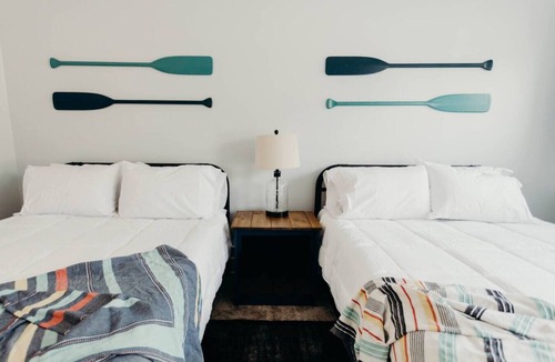 Byrdstown Bed & Breakfast | The Pendergrass Room, Lakeside Inn at Dale Hollow