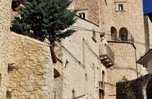 Castel del Monte House | The shelter between the two towers - House in the historic center in the Gran Sasso Park