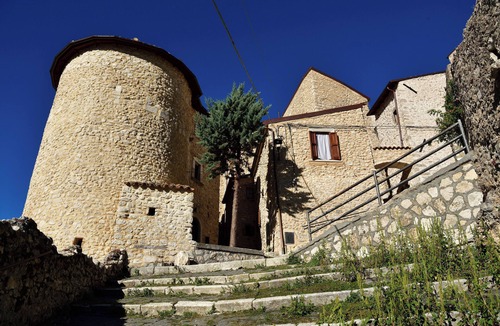 Castel del Monte House | The shelter between the two towers - House in the historic center in the Gran Sasso Park