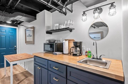 Shadyside Apartment | The Walnut Suites - The Incline Suite