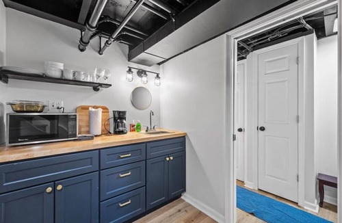 Shadyside Apartment | The Walnut Suites - The Incline Suite