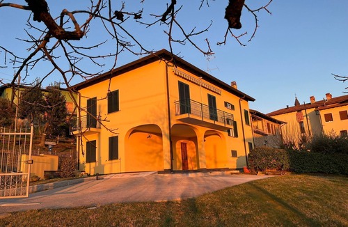 Colle Brianza Apartment | The Yellow House - Holly large apartment, rustic connected to the garden