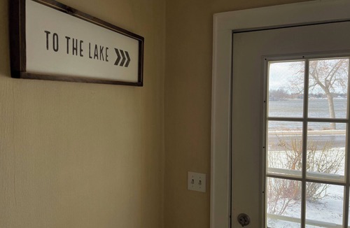 Albert Lea House | The Yellow Lakeside Cottage - Albert Lea, MN