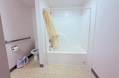 Ida Grove Hotel | Three Affordable Castle-Themed Rooms w/Bathtub for Relaxation Near Landmarks