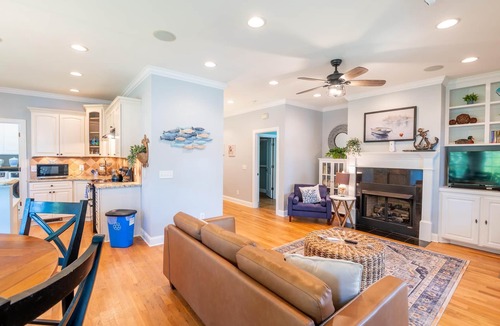 Manning House | Tie One On! at 4 Bdr Waterfront Lake Marion