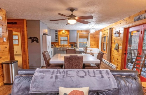 McHenry Cabin | Time Out! Hot Tub! Fire Pit! New Deck, sleeps 10+