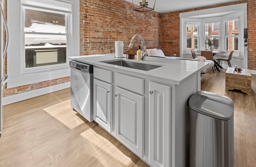Lockerbie Square Apartment | Top Floor - Mass Ave in Heart of Indy with Balcony