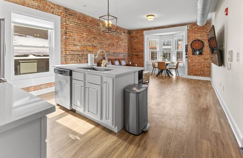 Lockerbie Square Apartment | Top Floor - Mass Ave in Heart of Indy with Balcony