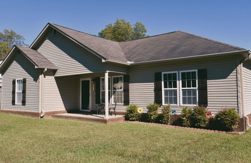 Hartselle House | Tranquil 3-bedroom house near stadium, park, downtown in Hartselle