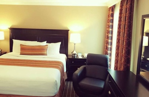 West Orange Hotel | Tranquil Room with Gym at Wilshire Grand Hotel