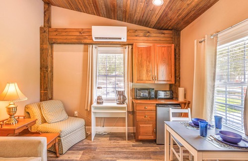 Williston House | Tranquil Suite w/Porch < 2 Mi to Cedar Lakes!