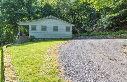 Maggie Valley Cabin | Tranquility Cabin | Rustic Mtn Retreat for 6