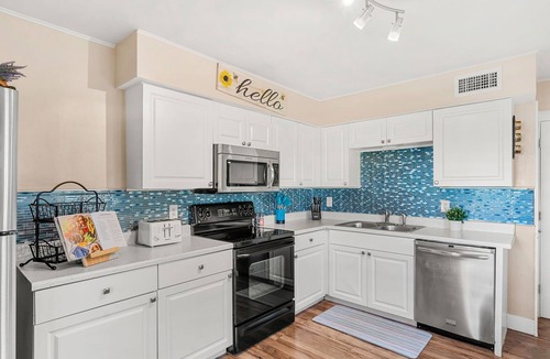 Interchange Square House | Tropical Backyard Hideaway — Private Fenced Yard, Balcony & Ground-Level Walkout Patio! 🍹