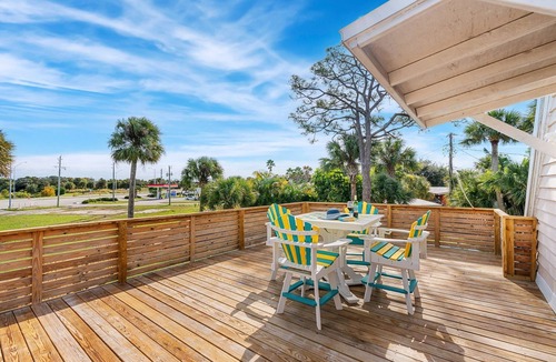Interchange Square House | Tropical Backyard Hideaway — Private Fenced Yard, Balcony & Ground-Level Walkout Patio! 🍹
