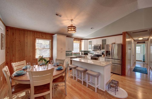 Colington House | Tucker’s Treehouse - pup friendly with fully fenced yard & hot-tub!