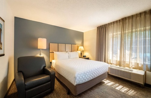 Schiller Park Hotel | TWO Comfortable 1BR Suites With Kitchens, Short Drive to Kohl Children's Museum!