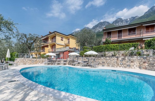 Assenza Apartment | Two-room apartment Due Leoni with lake view, swimming pool, garden and Wi-Fi