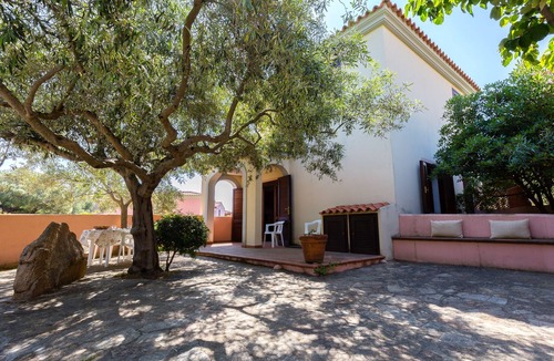 Agrustos House | Two-room apartment with independent garden.