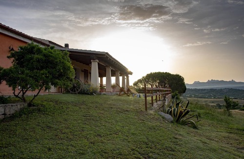 Sa Castangia House | Typical house with panoramic views, in the countryside 15 minutes from the sea.