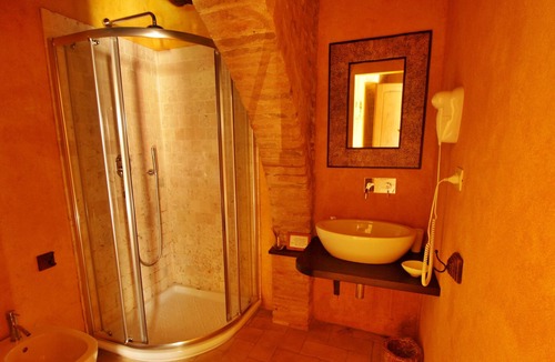 Radicondoli Villa | Typical Tuscan farm with swimming pool and air conditioning surrounded by nature